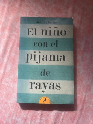 El niño con el pijama de rayas