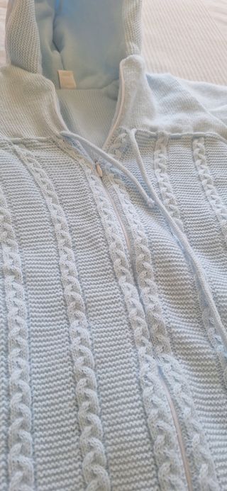 Saco de bebé celeste con capucha