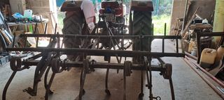 Tractor Massey Ferguson 135 con cultivador