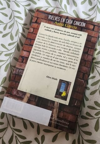 Vuelves en cada canción (Spanish Edition)