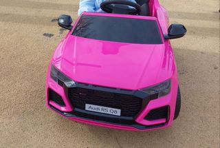 Coche eléctrico infantil rosa Audi RS Q8