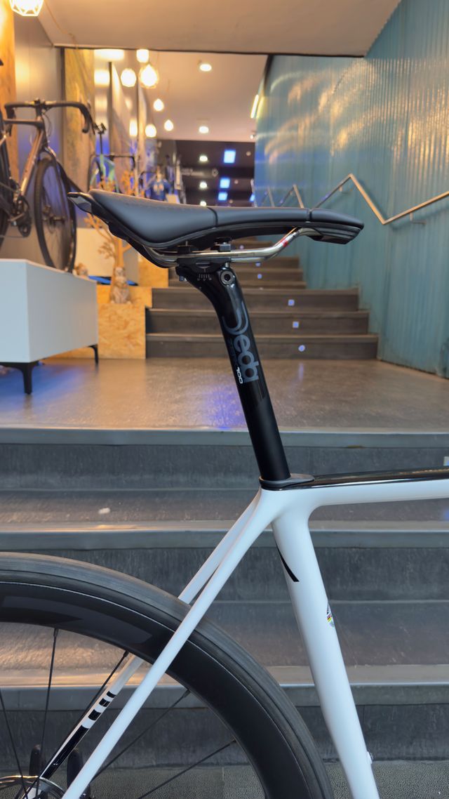 Bicicleta Aurum Essentia Sram FORCE ZIPP 303s T54