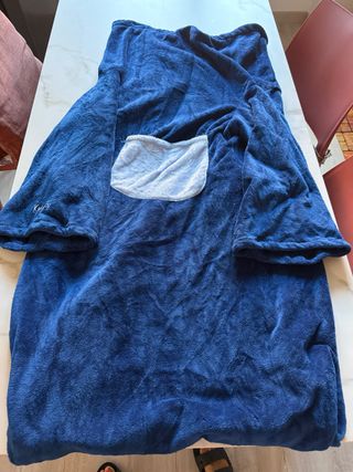 Coperta in pile con maniche blu