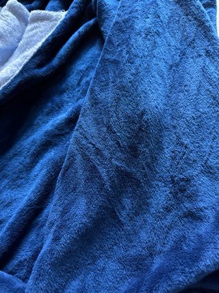 Coperta in pile con maniche blu