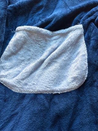 Coperta in pile con maniche blu