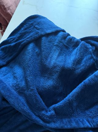 Coperta in pile con maniche blu