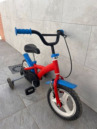 Bicicleta infantil roja con ruedines