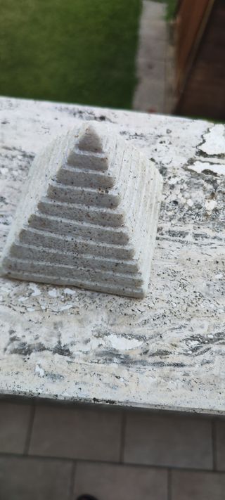 Piramide in pietra