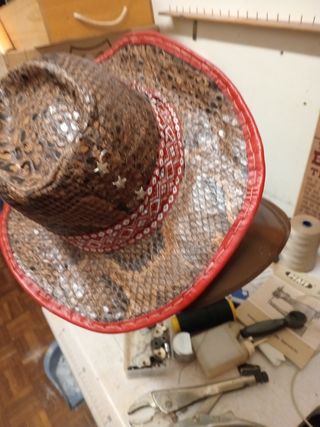 Sombrero de piel de boa con borde rojo