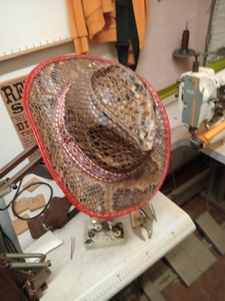 Sombrero de piel de boa con borde rojo