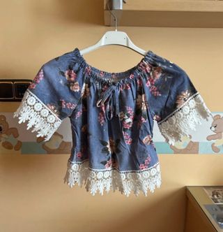 Blusa floral con encaje