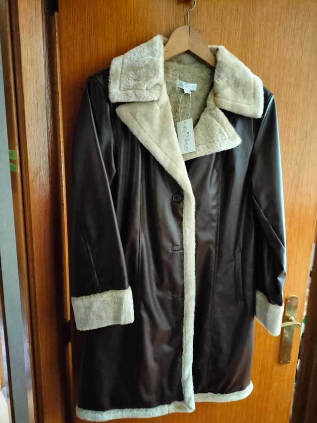 Abrigo marrón y beige