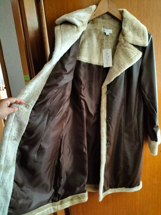 Abrigo marrón y beige