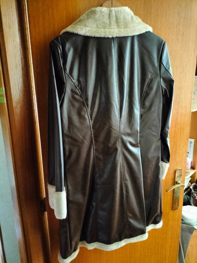 Abrigo marrón y beige