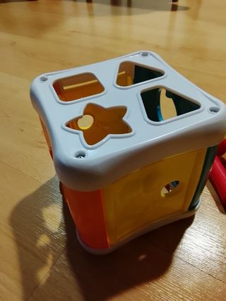 Juego de encaje con martillo y figuras