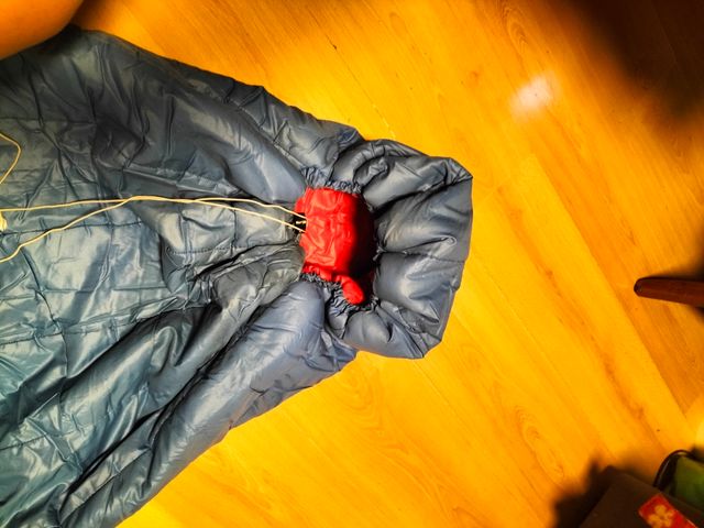 Saco de dormir azul y rojo