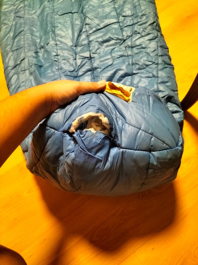 Saco de dormir azul y rojo