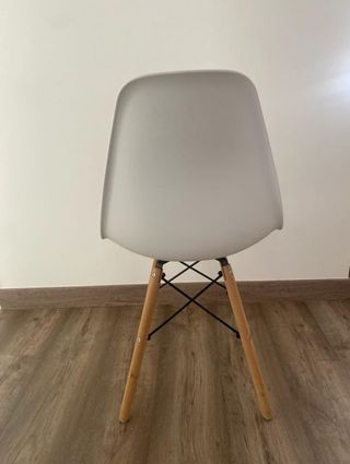 Sillas de comedor blancas y madera 80€ la unidad
