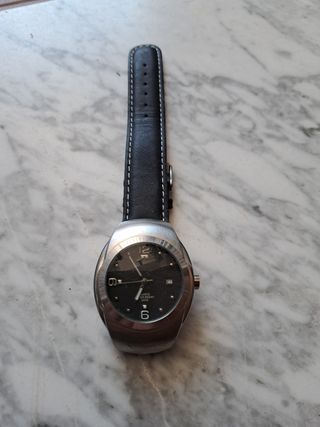 Reloj de pulsera con correa de cuero