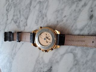 Reloj de pulsera dorado con correa de cuero