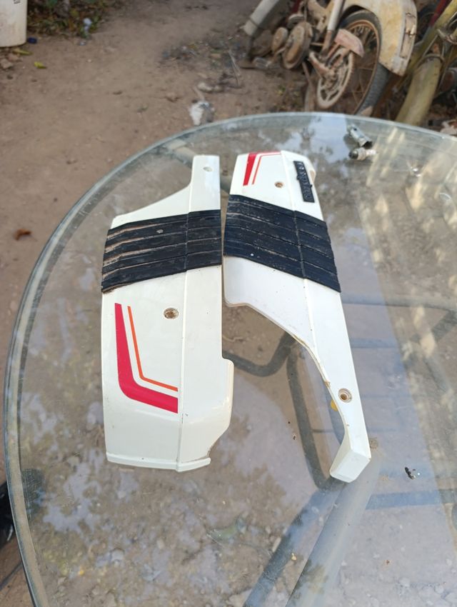 Chapas Laterales Vespino AL Blancas