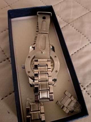 Reloj de pulsera plateado con esfera esqueleto