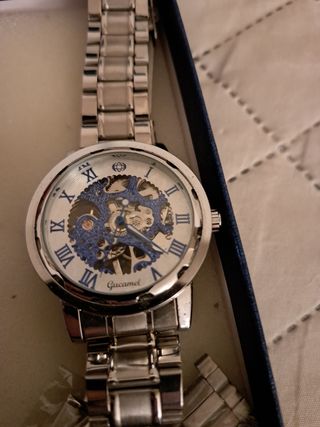 Reloj de pulsera plateado con esfera esqueleto