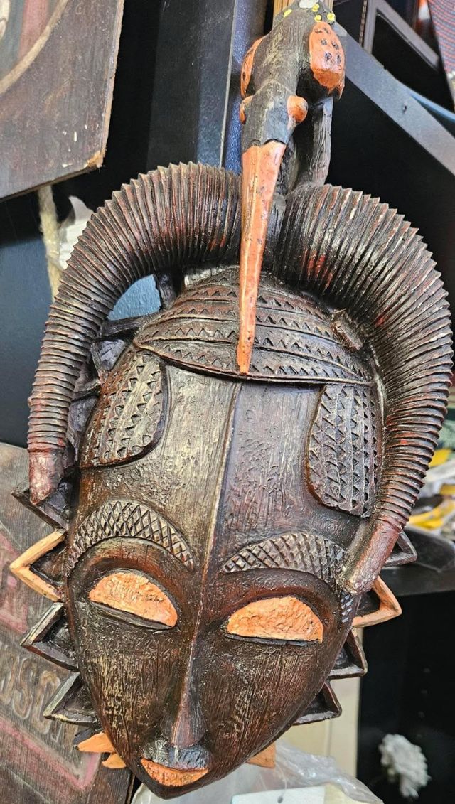 Máscara africana de resina