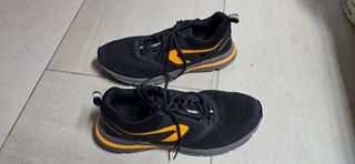 Scarpe da ginnastica nere e arancioni