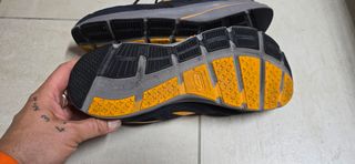 Scarpe da ginnastica nere e arancioni