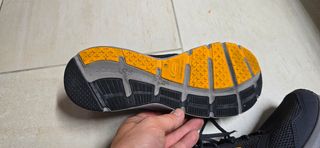 Scarpe da ginnastica nere e arancioni