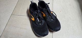 Scarpe da ginnastica nere e arancioni