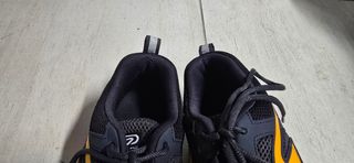 Scarpe da ginnastica nere e arancioni