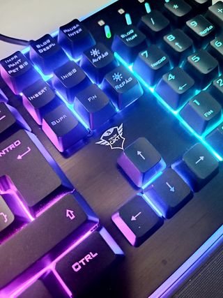 Teclado Trust GXT860 RGB