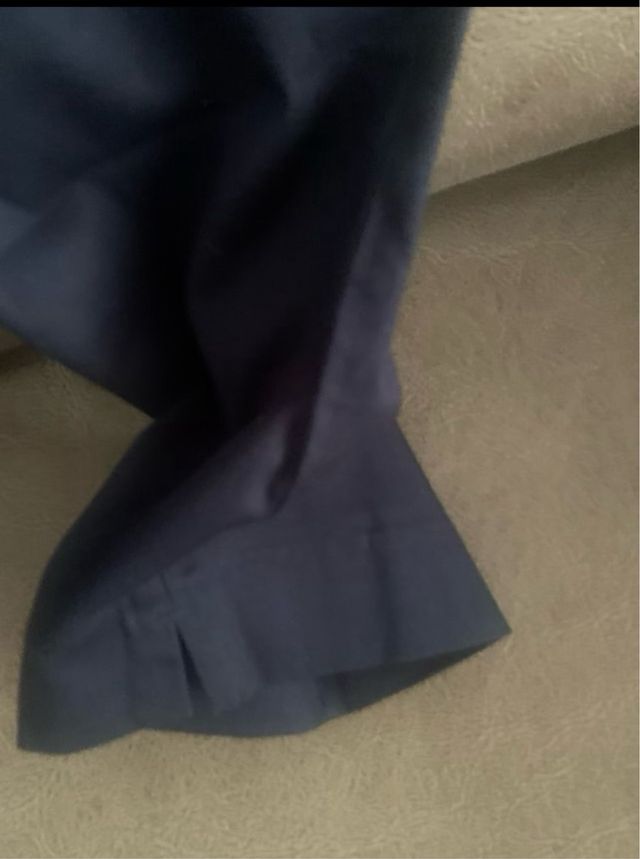 Top asimétrico M.Dutti y pantalón chino Cortefiel