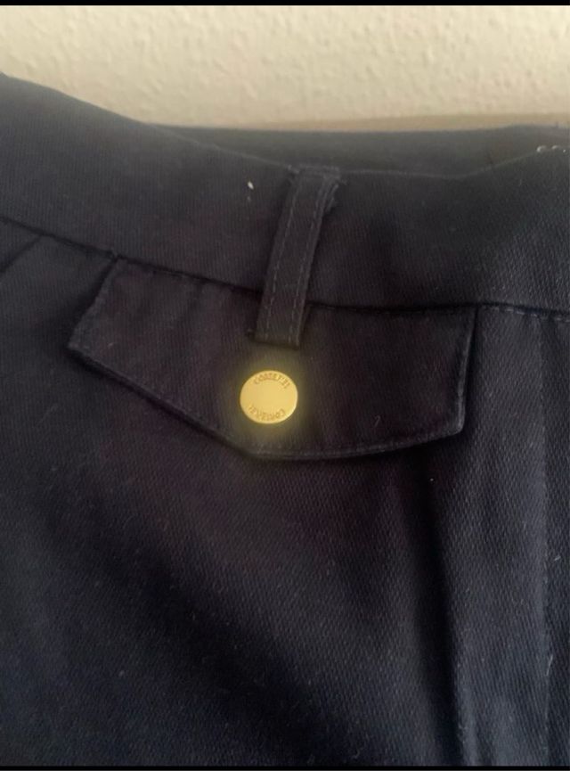 Top asimétrico M.Dutti y pantalón chino Cortefiel