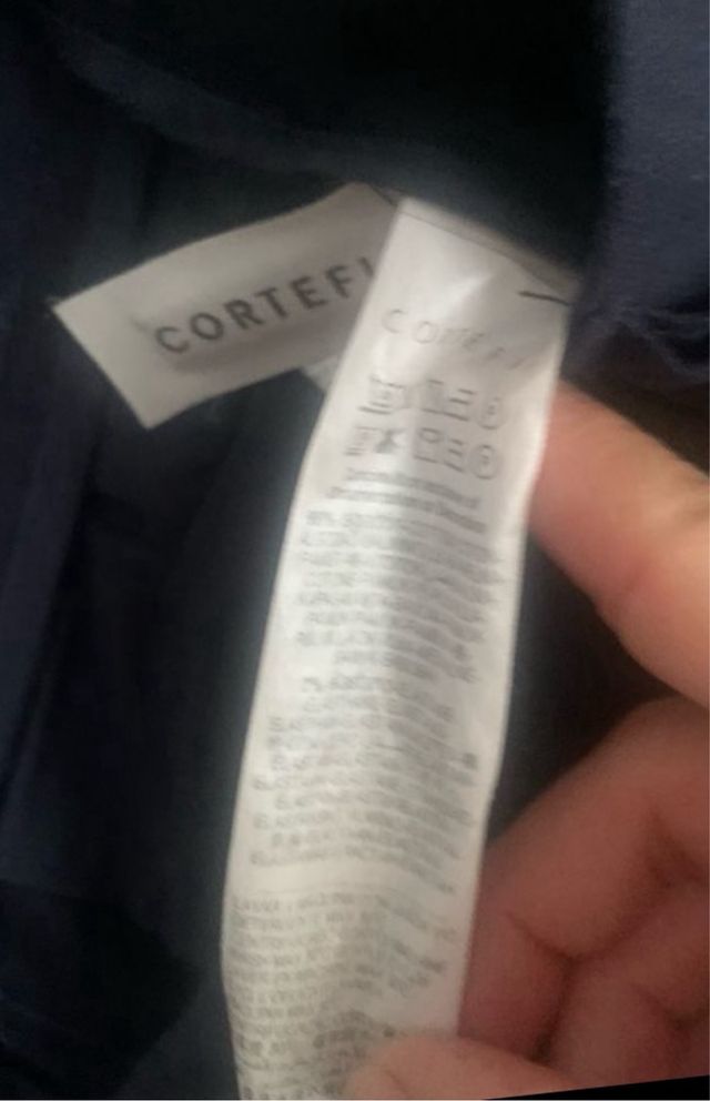 Top asimétrico M.Dutti y pantalón chino Cortefiel