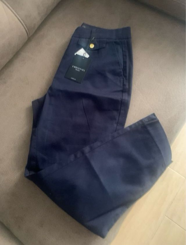 Top asimétrico M.Dutti y pantalón chino Cortefiel