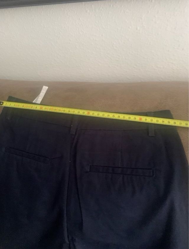 Top asimétrico M.Dutti y pantalón chino Cortefiel