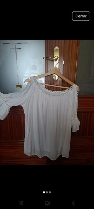 Camiseta blanca mujer hombros descubiertos