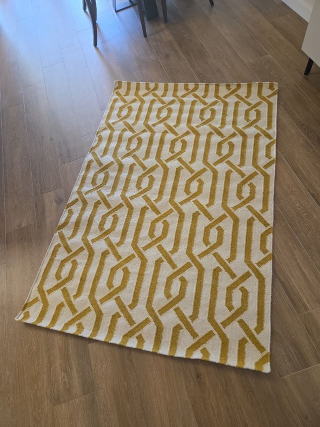 Alfombra de lana beige y amarilla