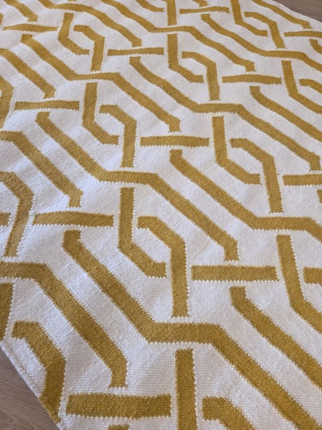 Alfombra de lana beige y amarilla