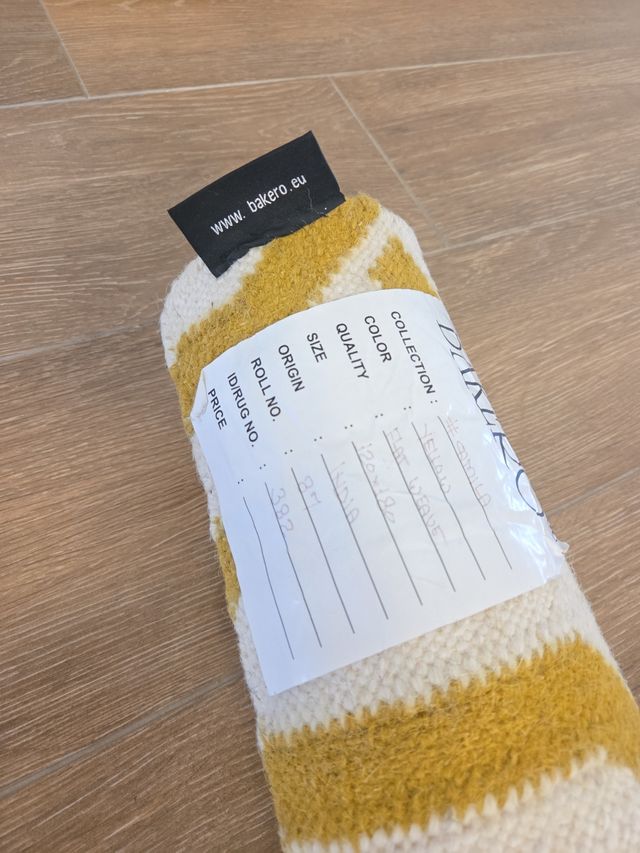 Alfombra de lana beige y amarilla