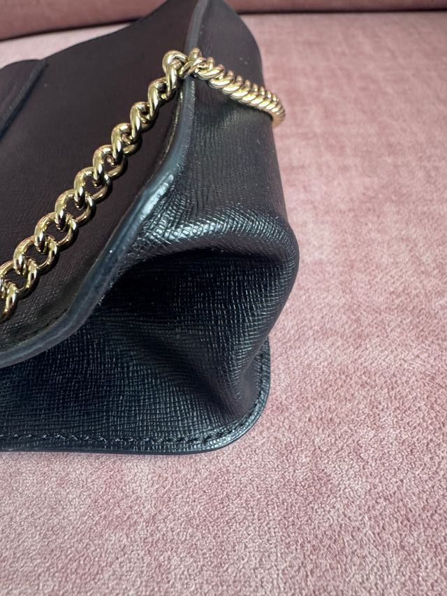 Bolso negro de piel con Cadena Dorada