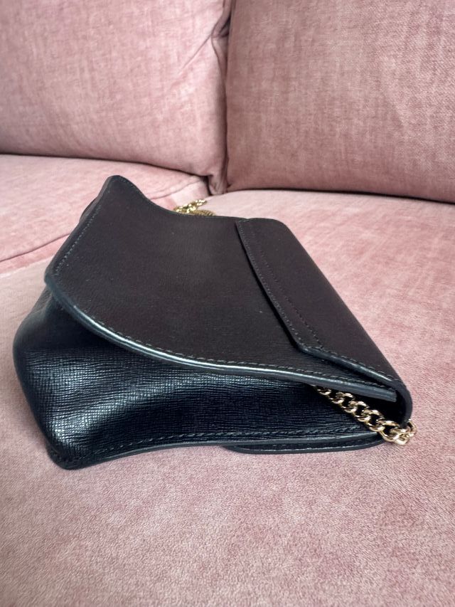 Bolso negro de piel con Cadena Dorada