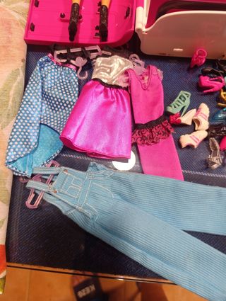 Armario Barbie con 14 vestidos