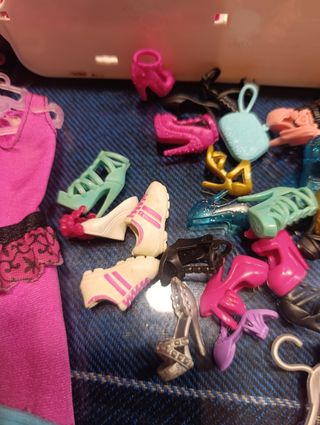 Armario Barbie con 14 vestidos