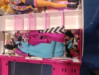 Armario Barbie con 14 vestidos