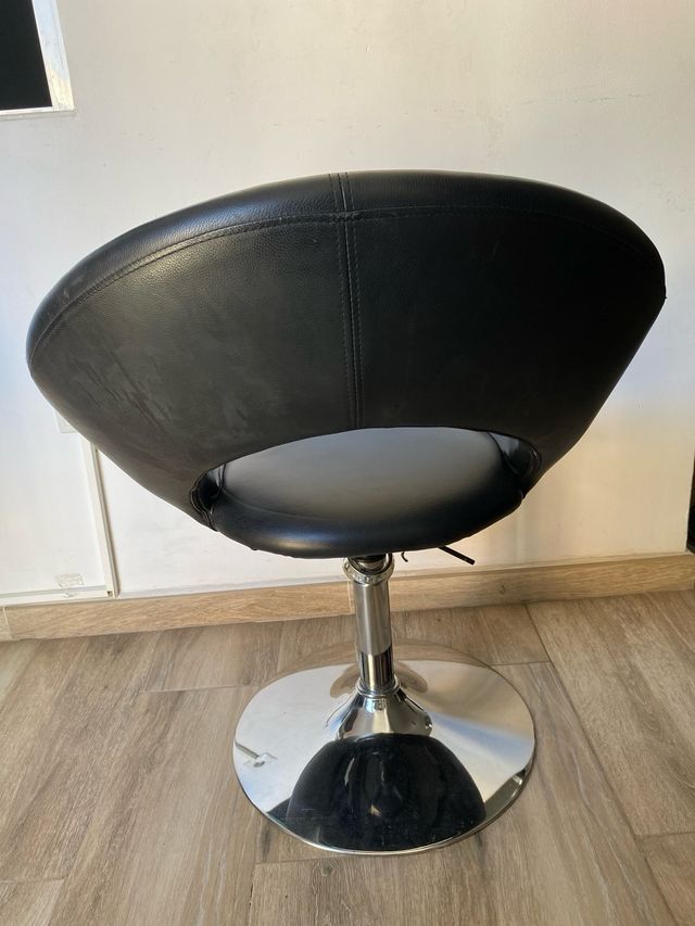 Sillón moderno negro y plateado