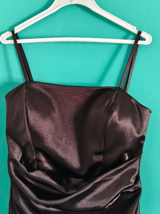 Vestido negro satinado con tirantes